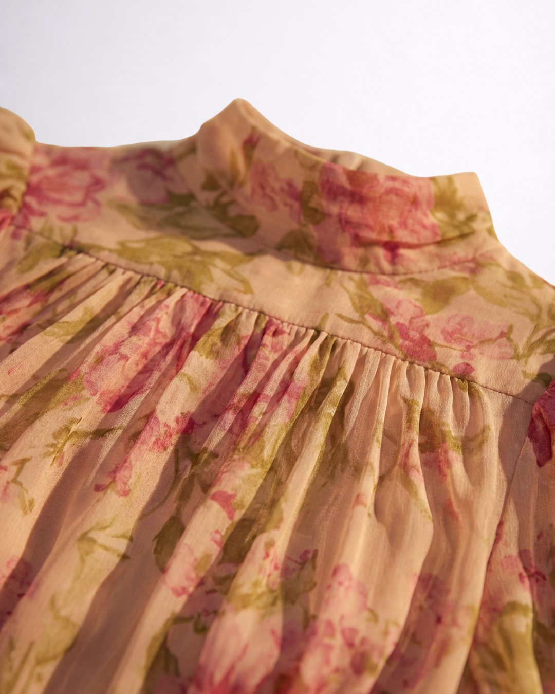 Vestido largo floral de gasa con cuello alto