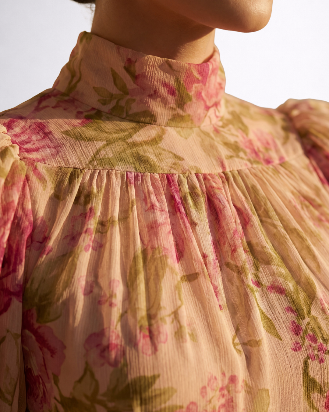 Vestido largo floral de gasa con cuello alto