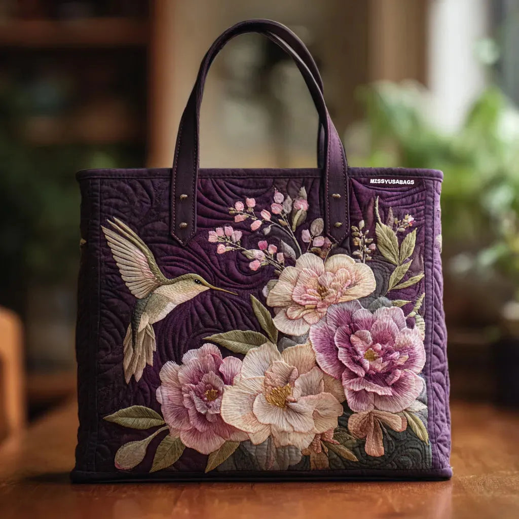 Bolso acolchado artesanal morado con colibríes y orquídeas