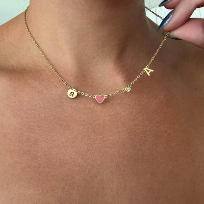 COLLIER AVEC INITIALE EN FORME DE CŒUR