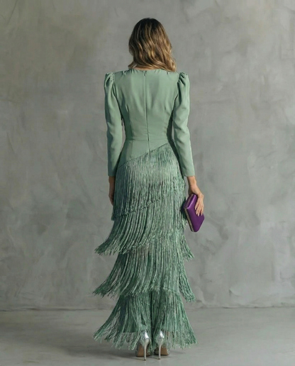 Vestido elegante con mangas de flecos